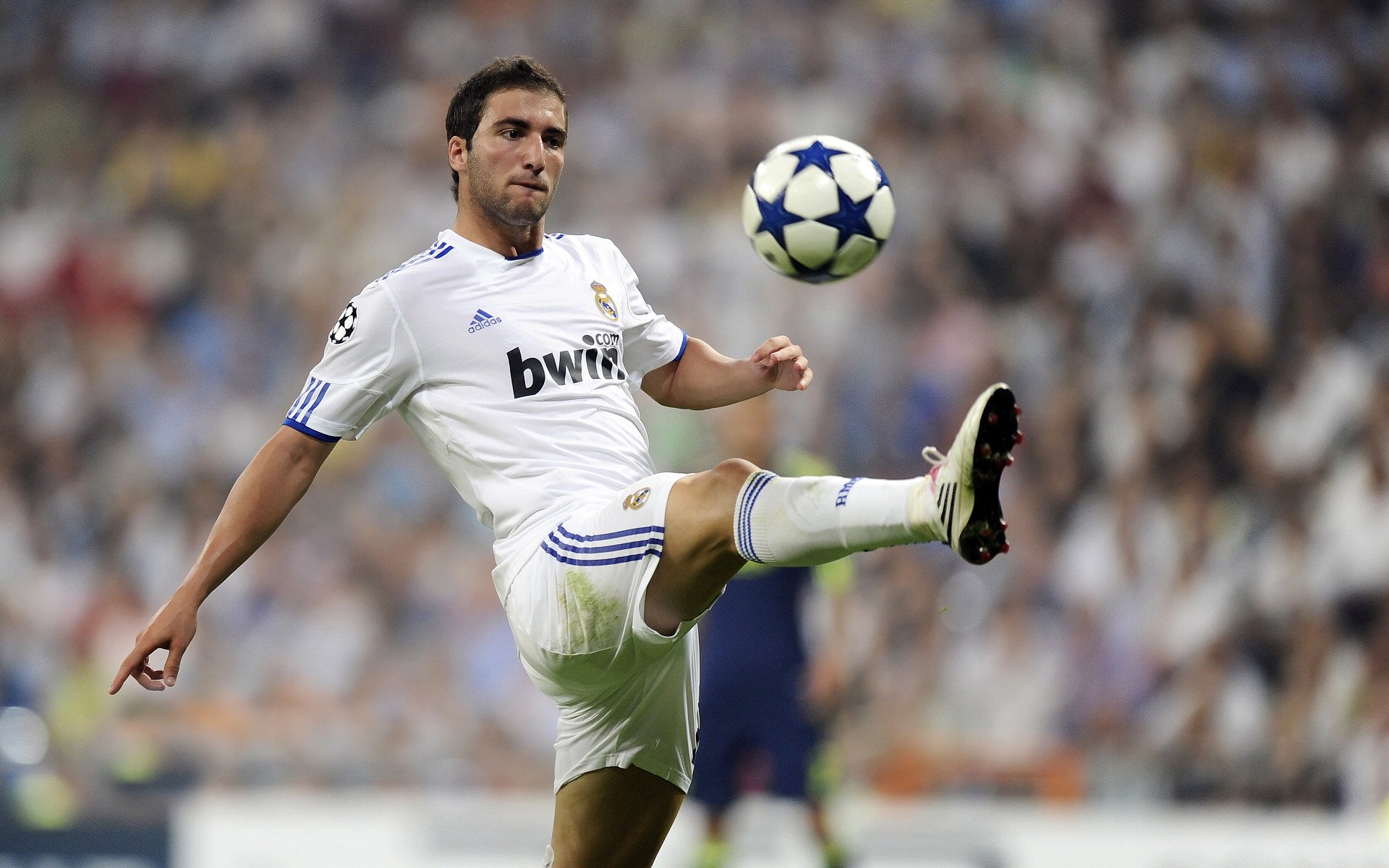 中后卫球员传球能力是否正在成为新标配,后卫给中锋传球