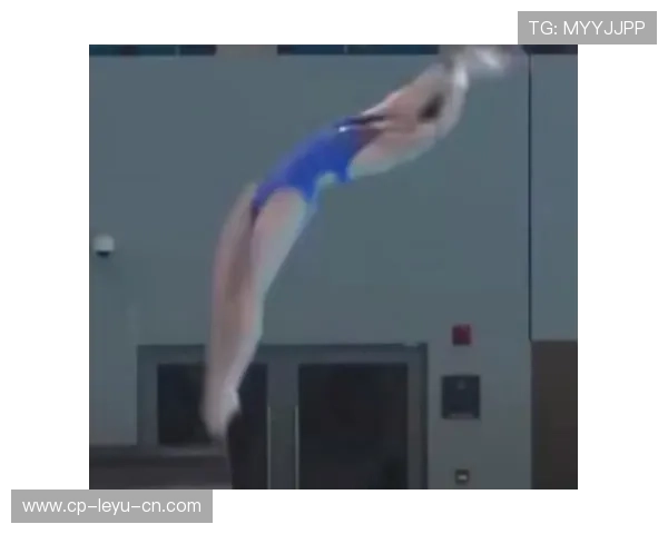 世界冠军跳水失误！空翻变肚子摔