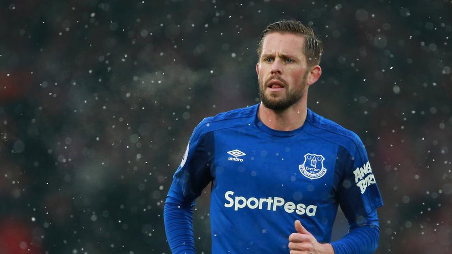 马拉松赛事参赛选手爆满，马拉松项目参赛者须在比赛当年年满多少岁